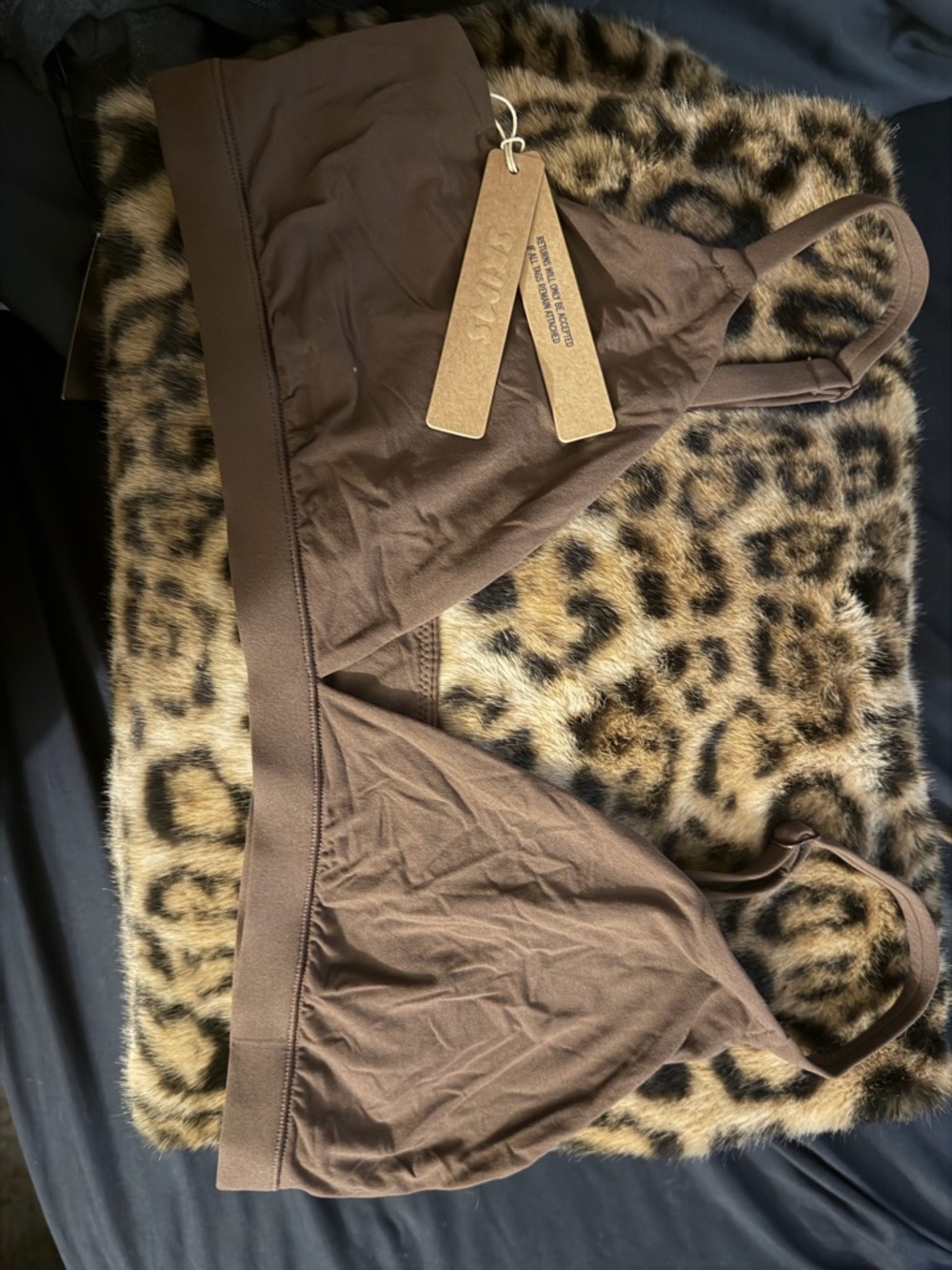 SKIMS FITS EVERYBODY TRIANGLE BRALETTE.
Color Cocoa XL
Color Onyx XL